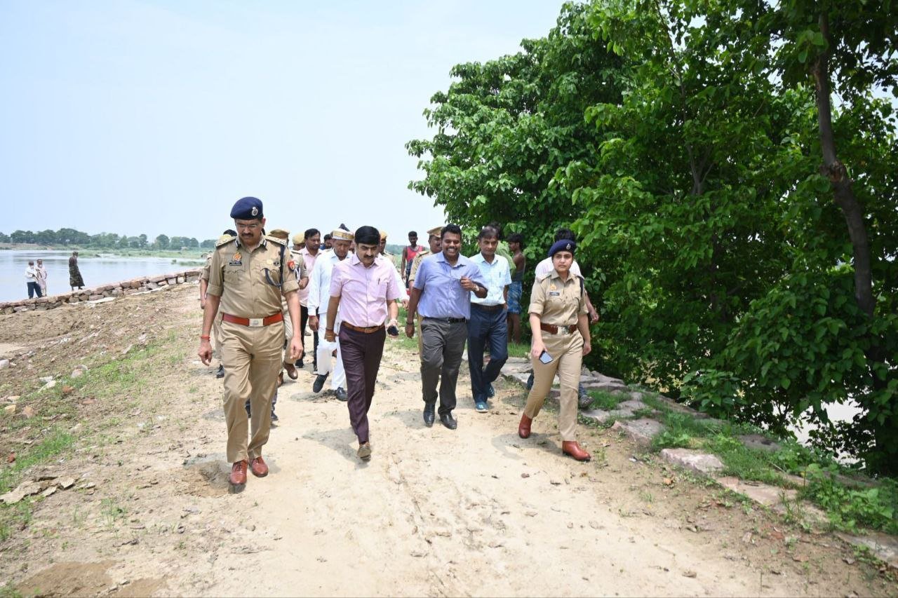 BASTI सिद्धार्थ नगर जिले में कानून व्यवस्था तथा बाढ़ प्रभावित क्षेत्रों का जायजा लिया