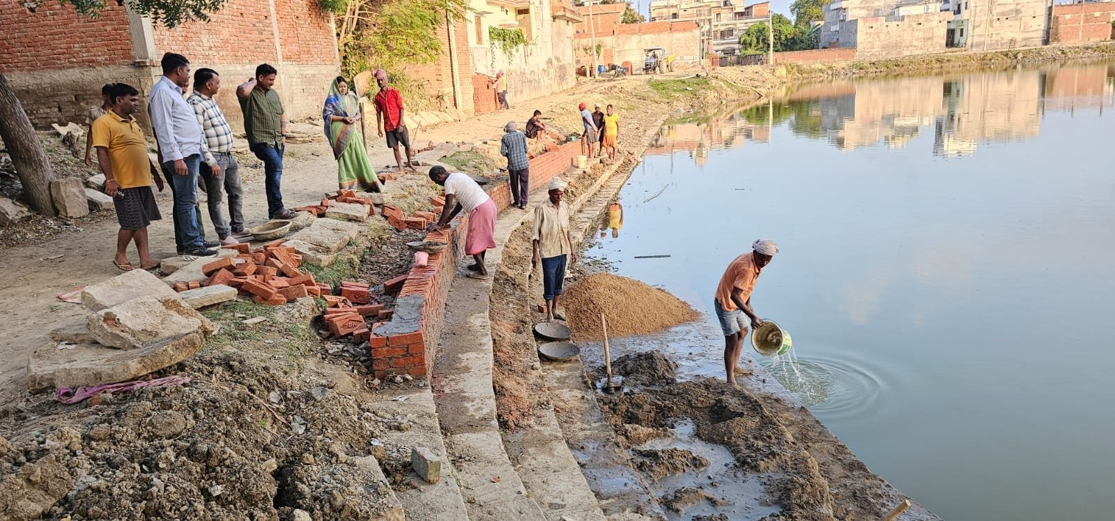 Chandauli:-छठ पूजा के मद्देनजर तालाबों व पोखरों का किया गया साफ-सफाई