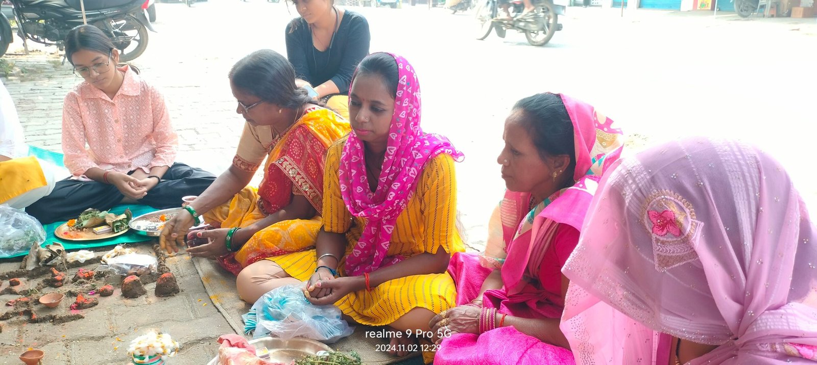 CHANDAULI:पंडित दीनदयाल उपाध्याय नगर में विधि विधान से की गई गोवर्धन पूजा