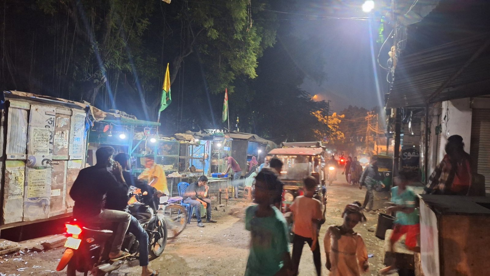 CHANDAULI: खुले में बिक रहे मटन व चिकन  बढ़ा रही है पंडित दीनदयाल उपाध्याय नगर की शोभा