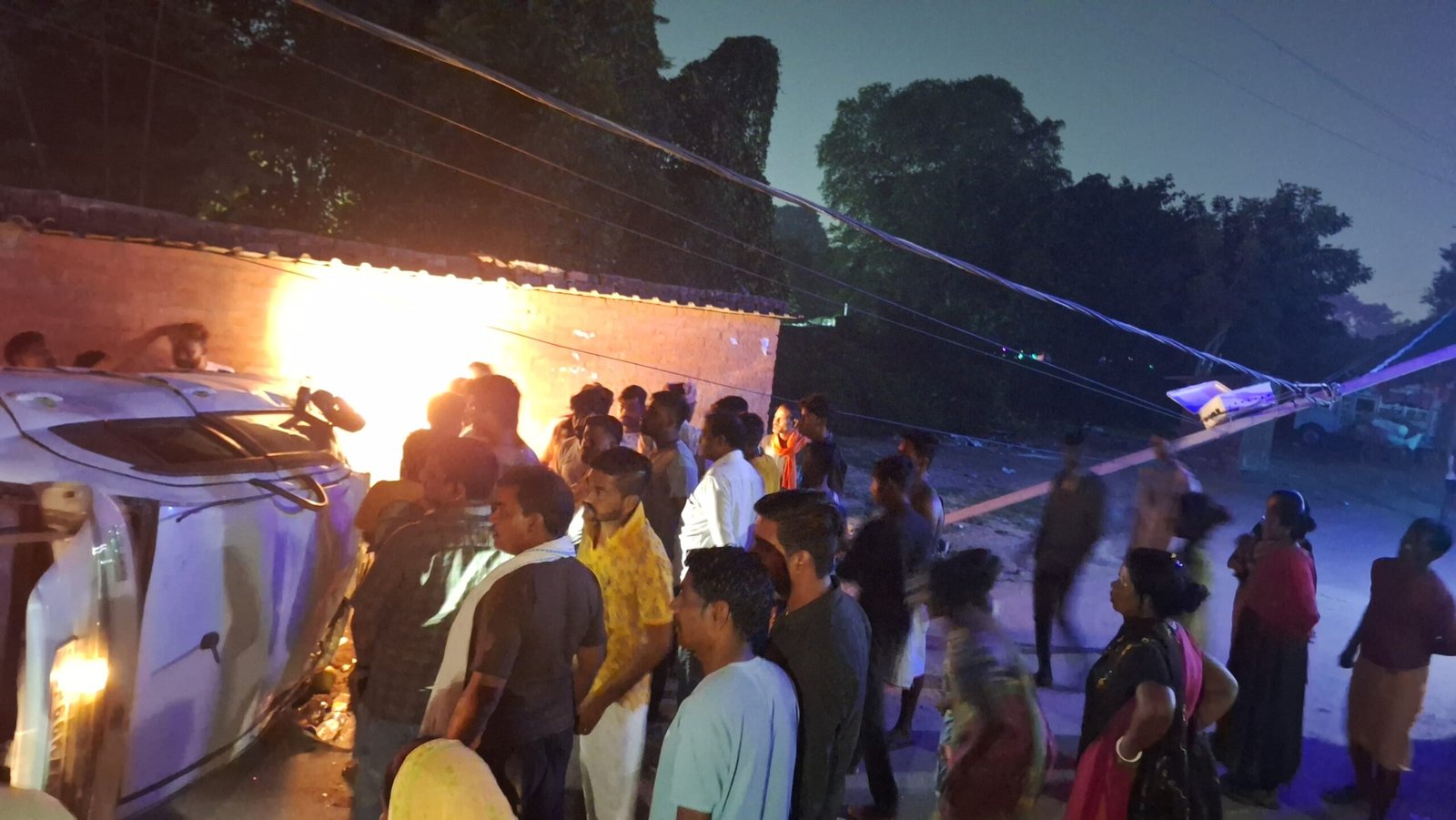 CHANDAULI:नशे में धुत कार चालक ने बिजली के खंभे में मारी टक्कर, पोल हुआ क्षतिग्रस्त